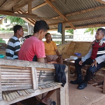 Bhabinkamtibmas  Aipda Jennia Ajak Warga Desa Pupliora Jaga Kamtibmas