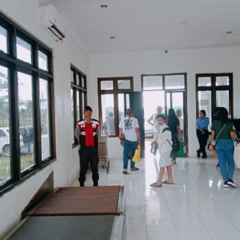 Polres MBD melayani Aktifitas Penumpang Dalam Penerbangan di Bandara Jos Orno Imsula.