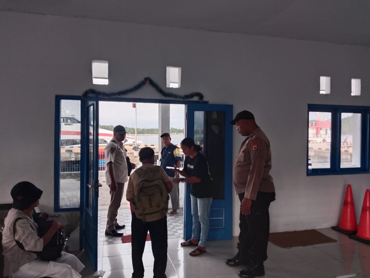 Polsek Saparua Laksanakan Pengamanan Kapal Cepat di Pelabuhan Haria