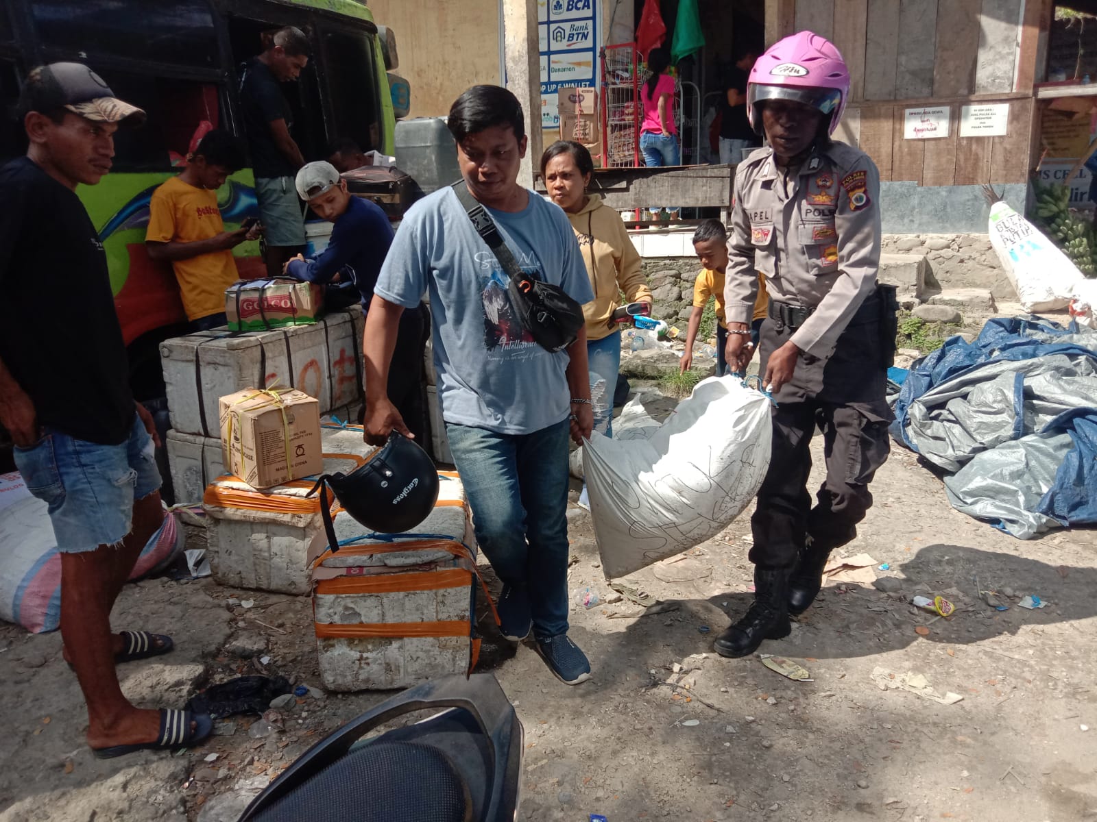Polsek Baguala laksanakan Razia Miras, Amankan 200 Liter Sopi di Negeri Passo