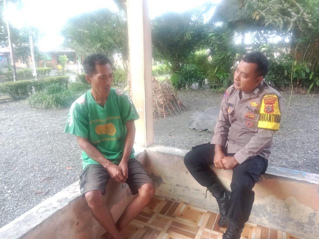 Bhabinkamtibmas Polsek Waipia Bripka Weros D Kokiroba Kembali Melaksanakan Kegiatan Door To door sistem