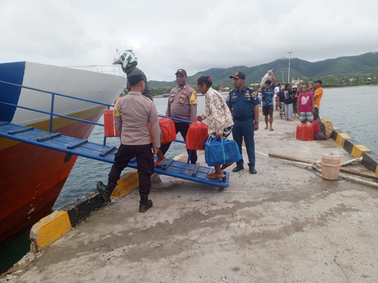 KPPP Polsek Serwaru Amankan Kegiatan Embarkasi dan Debarkasi di Pelabuhan Laut Serwaru