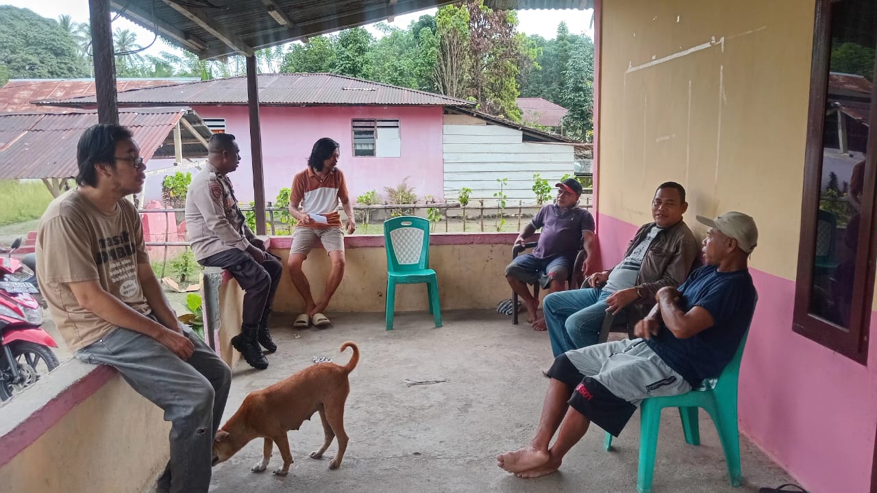 Bhabinkamtibmas Polsek Kairatu Giat Sambang Desa Temui Warga Sampaikan Pesan Kamtibmas.