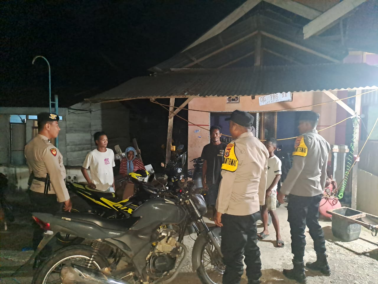 Giat patroli malam Polsek Taniwel Timur Ciptakan Rasa Aman.