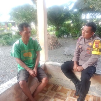 Bhabinkamtibmas Polsek Waipia Bripka Weros D Kokiroba Kembali Melaksanakan Kegiatan Door To door sistem