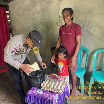 Peduli terhadap Anak Stunting, Bhabinkamtibmas Watidal berikan bantuan paket asupan gizi