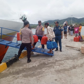 KPPP Polsek Serwaru Amankan Kegiatan Embarkasi dan Debarkasi di Pelabuhan Laut Serwaru