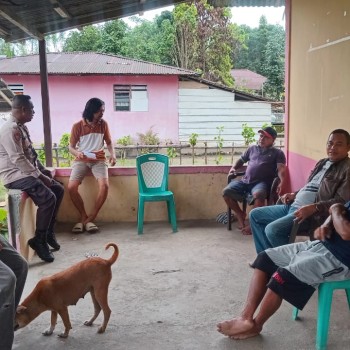 Bhabinkamtibmas Polsek Kairatu Giat Sambang Desa Temui Warga Sampaikan Pesan Kamtibmas.