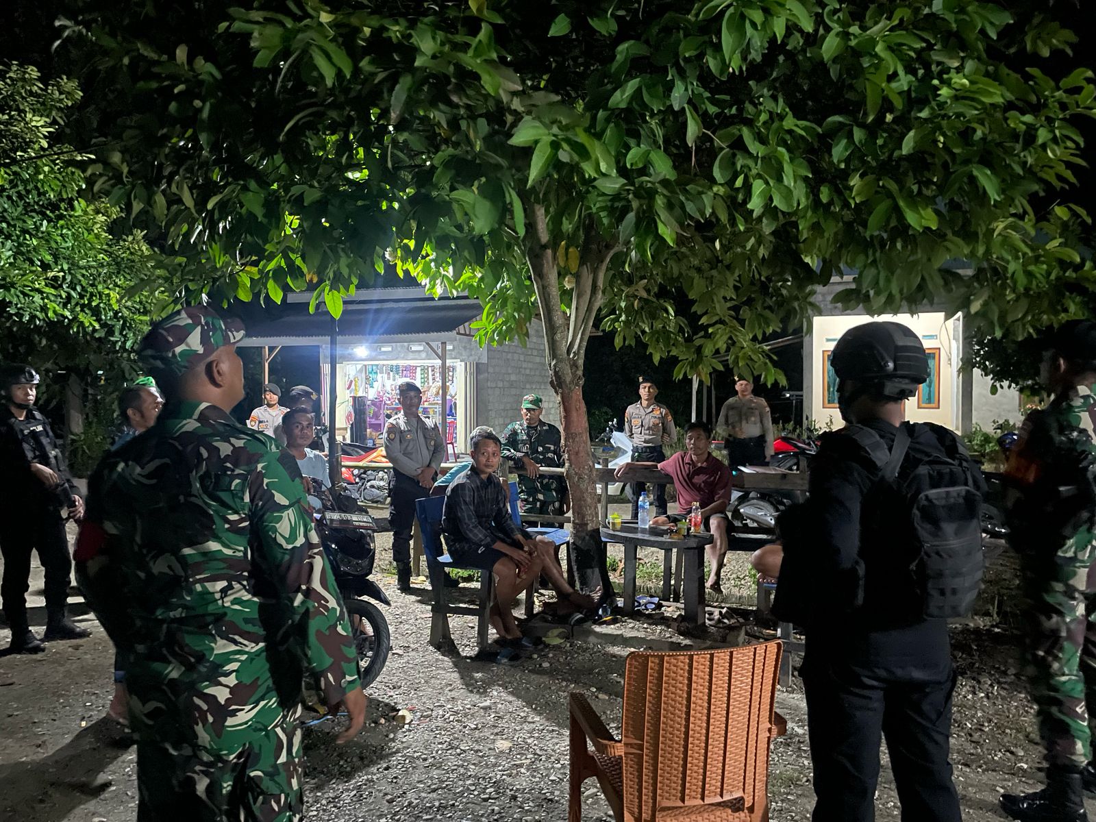 Polres Buru Gelar Patroli Cipta Kondisi dan Himbau Masyarakat Jaga Keamanan Pasca Pleno Rekapitulasi Pilkada