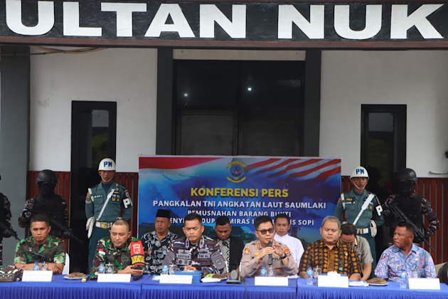 Kapolres Kepulauan Tanimbar hadiri konferensi Pers yang digelar Lanal Saumlaki, dalam rangka pemusnahan miras