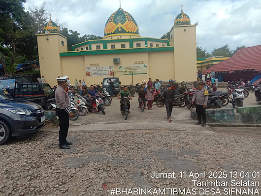 Jamin rasa aman, Bhabinkamtibmas Sifnana amankan Ibadah Sholat Jumat