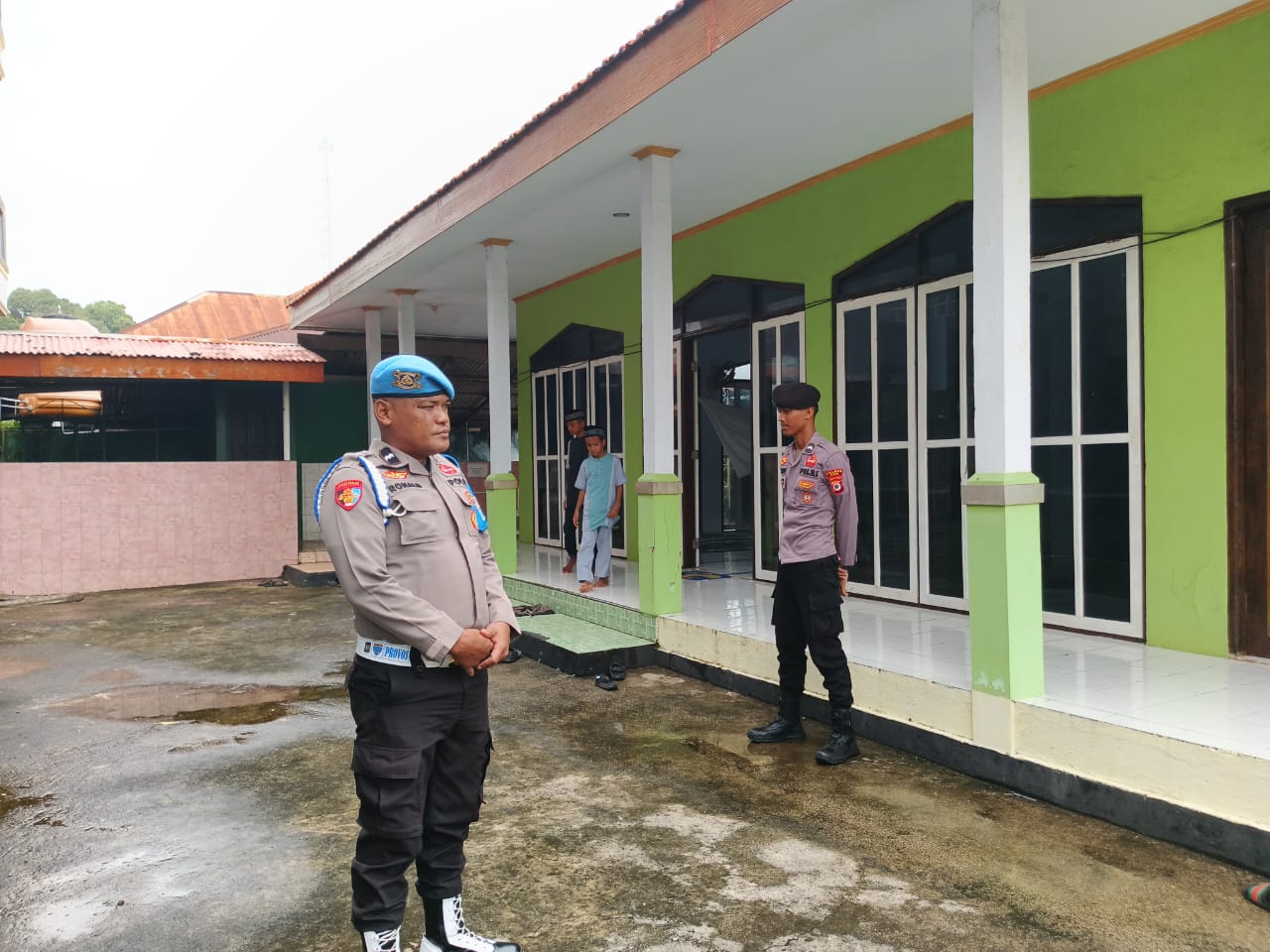 Polsek Tepa laksanakan Pengamanan Ibadah Sholat Jumat di Masjid Al Munawwar Tepa