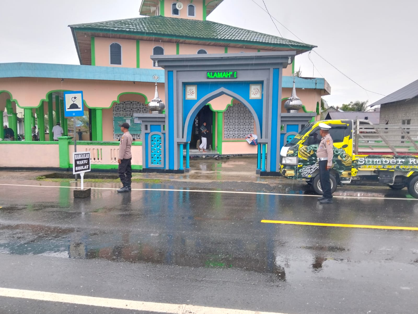 PAM Ibadah Sholat Jumat, Salah Satu Wujud Polri Hadir Di Tengah Masyarakat.