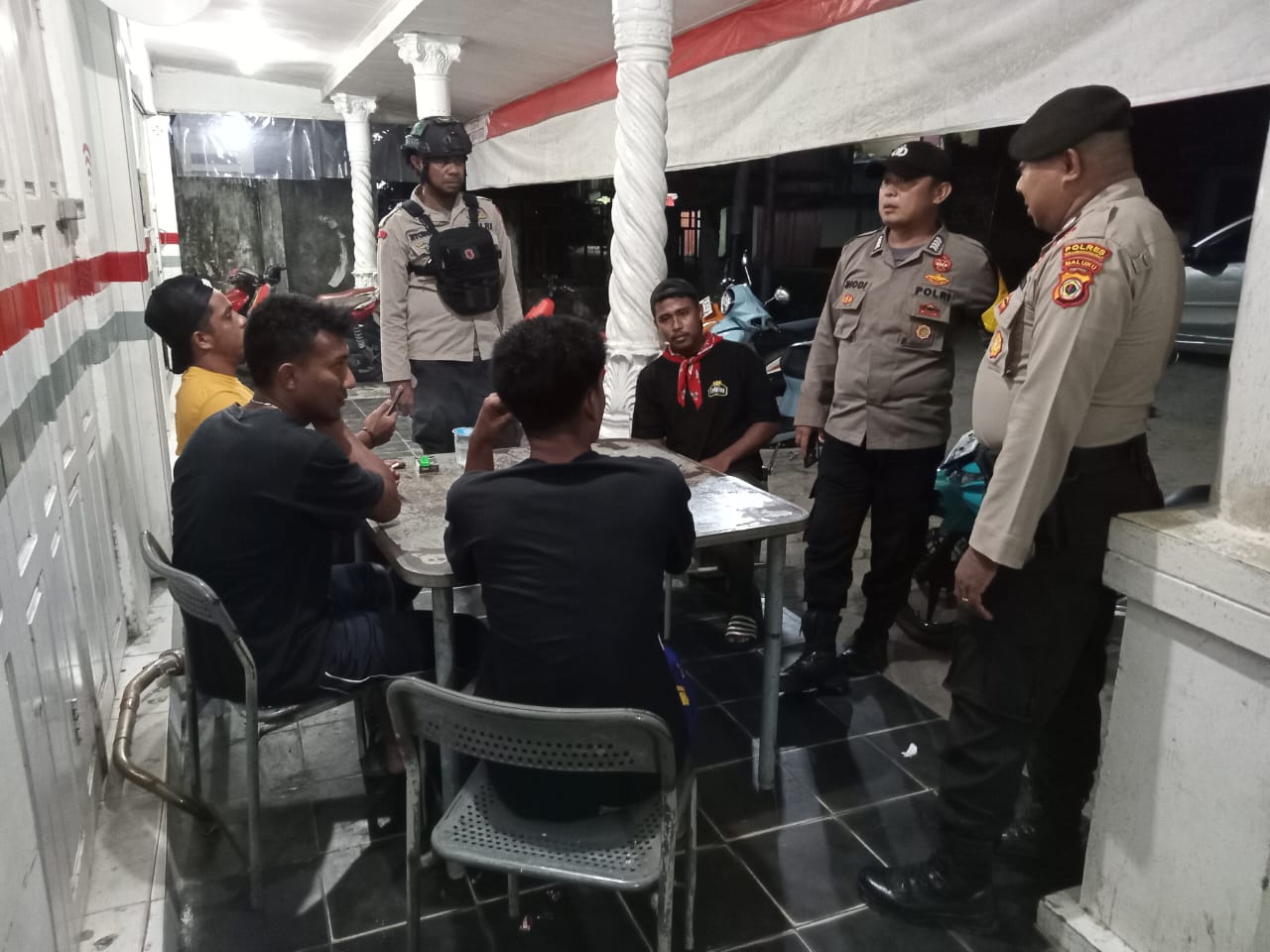 Personel Polsek Waisarisa Laksanakan Patroli KRYD di Malam Hari, Ciptakan Rasa Aman di Tengah Masyarakat