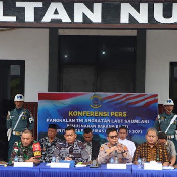 Kapolres Kepulauan Tanimbar hadiri konferensi Pers yang digelar Lanal Saumlaki, dalam rangka pemusnahan miras