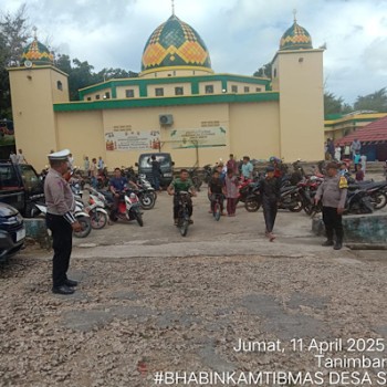 Jamin rasa aman, Bhabinkamtibmas Sifnana amankan Ibadah Sholat Jumat
