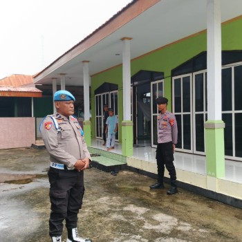 Polsek Tepa laksanakan Pengamanan Ibadah Sholat Jumat di Masjid Al Munawwar Tepa