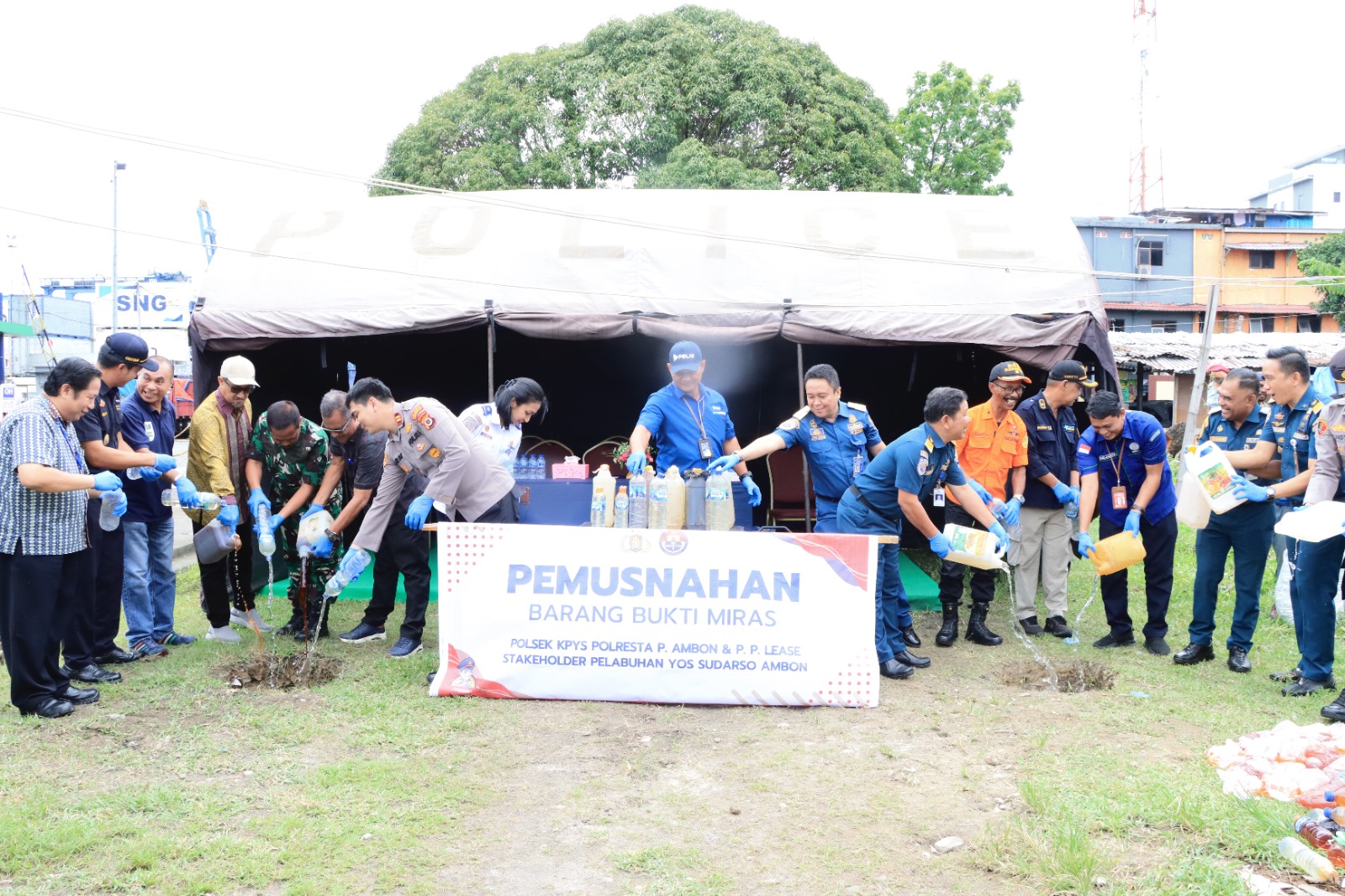 1 ton Sopi Dimusnahkan, Polsek KPYS Tegaskan Komitmen Berantas Miras di Pelabuhan Ambon