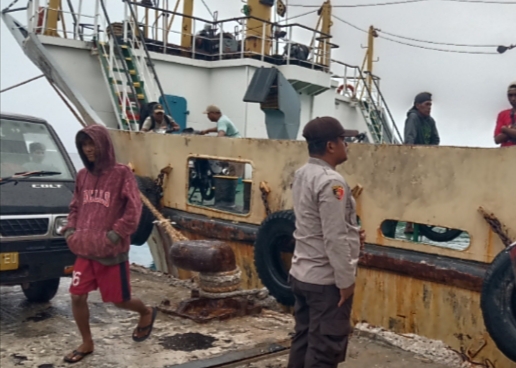 KPPP Polsek Babar Timur Intensifkan Pelayanan melalui Aktifitas Warga di Pelabuhan Laut Masela