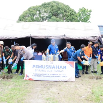 1 ton Sopi Dimusnahkan, Polsek KPYS Tegaskan Komitmen Berantas Miras di Pelabuhan Ambon