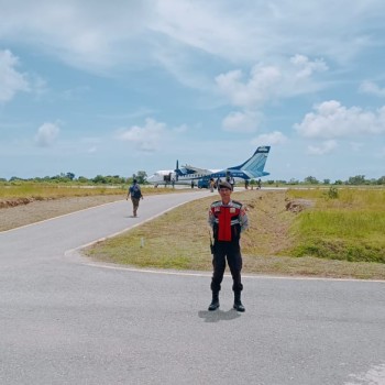 Polres MBD Hadir di Bandara Jos Orno Imsula, Amankan Operasional Penerbangan dan Utamakan Keselamatan