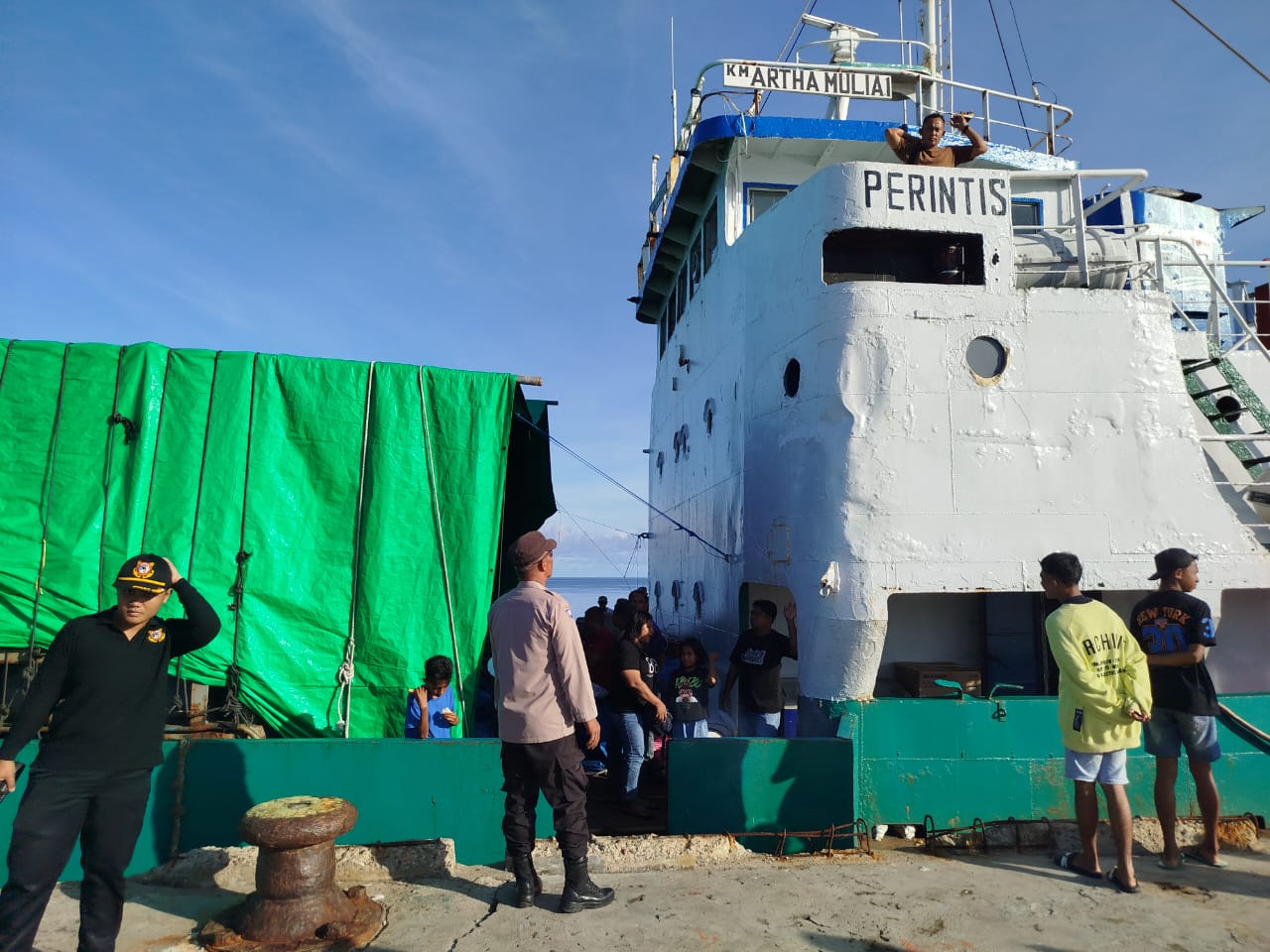 KPPP Polsek Tepa Berikan Pengamanan Aktifitas Penumoang di Pelabuhan Laut Tepa