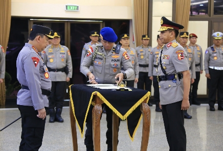 Pelantikan Astamaops Kapolri, Komjen Pol Imam Sugianto Serah Terima Jabatan kepada Irjen Pol Akhmad Wiyagus