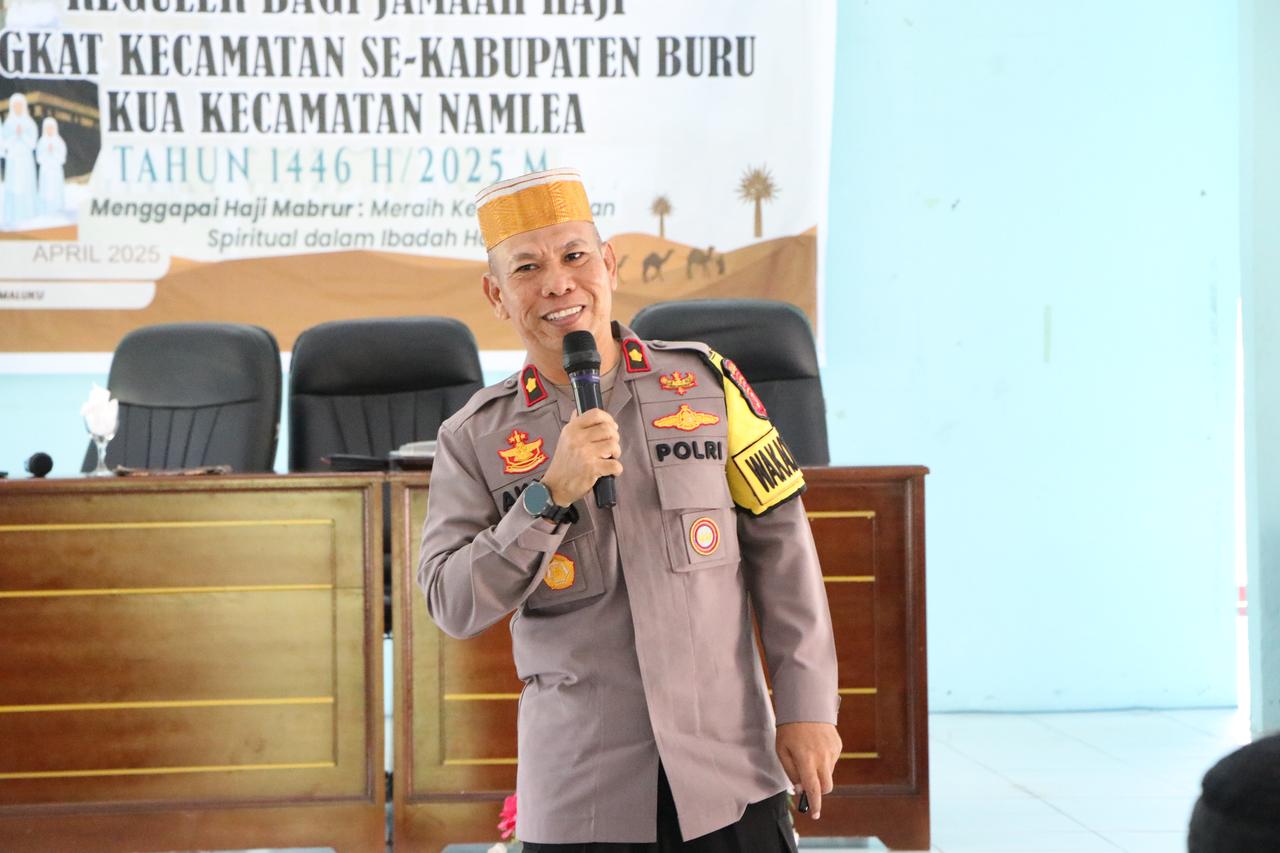 Waka Polres Buru, Kompol H. Akmil Djapa, Berikan Bimbingan Manasik kepada Calon Jemaah Haji Sekecamatan Kabupaten Buru