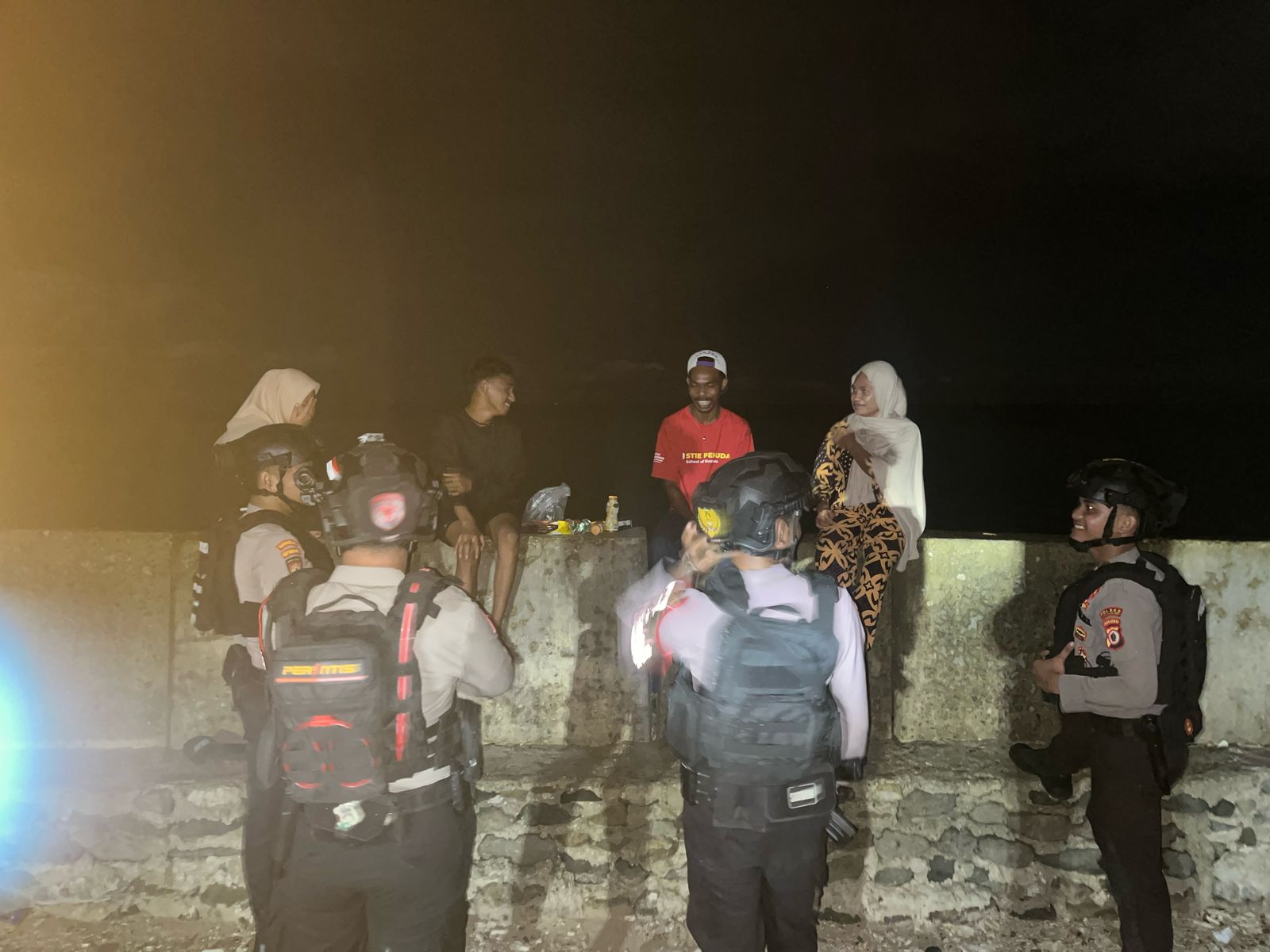 Gencar Laksanakan Patorli Malam Hari, Satuan Samapta Poles Kepulauan Aru Beri Himbauan Pada Warga Sekitaran Kota Dobo.