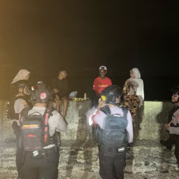 Gencar Laksanakan Patorli Malam Hari, Satuan Samapta Poles Kepulauan Aru Beri Himbauan Pada Warga Sekitaran Kota Dobo.