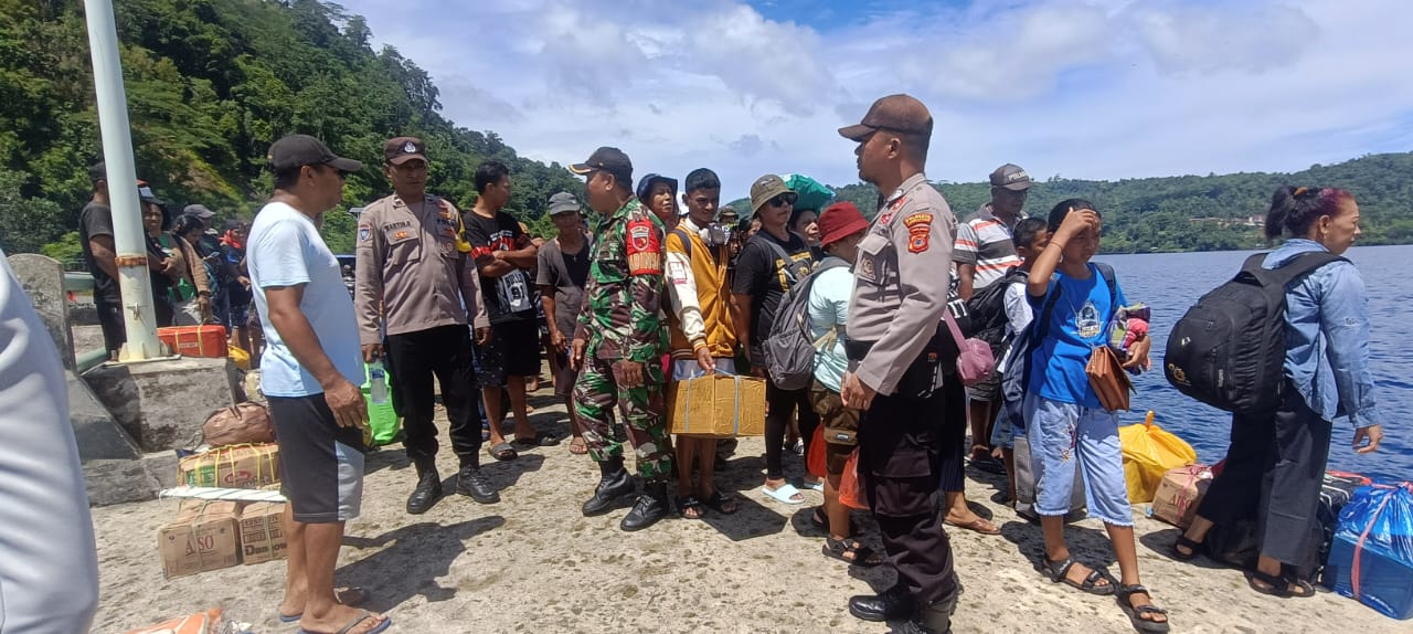 Polsek Nusalaut Laksanakan Pengamanan Kedatangan dan Keberangkatan KMP Feri Samandar di Dermaga Waihutete-Ameth