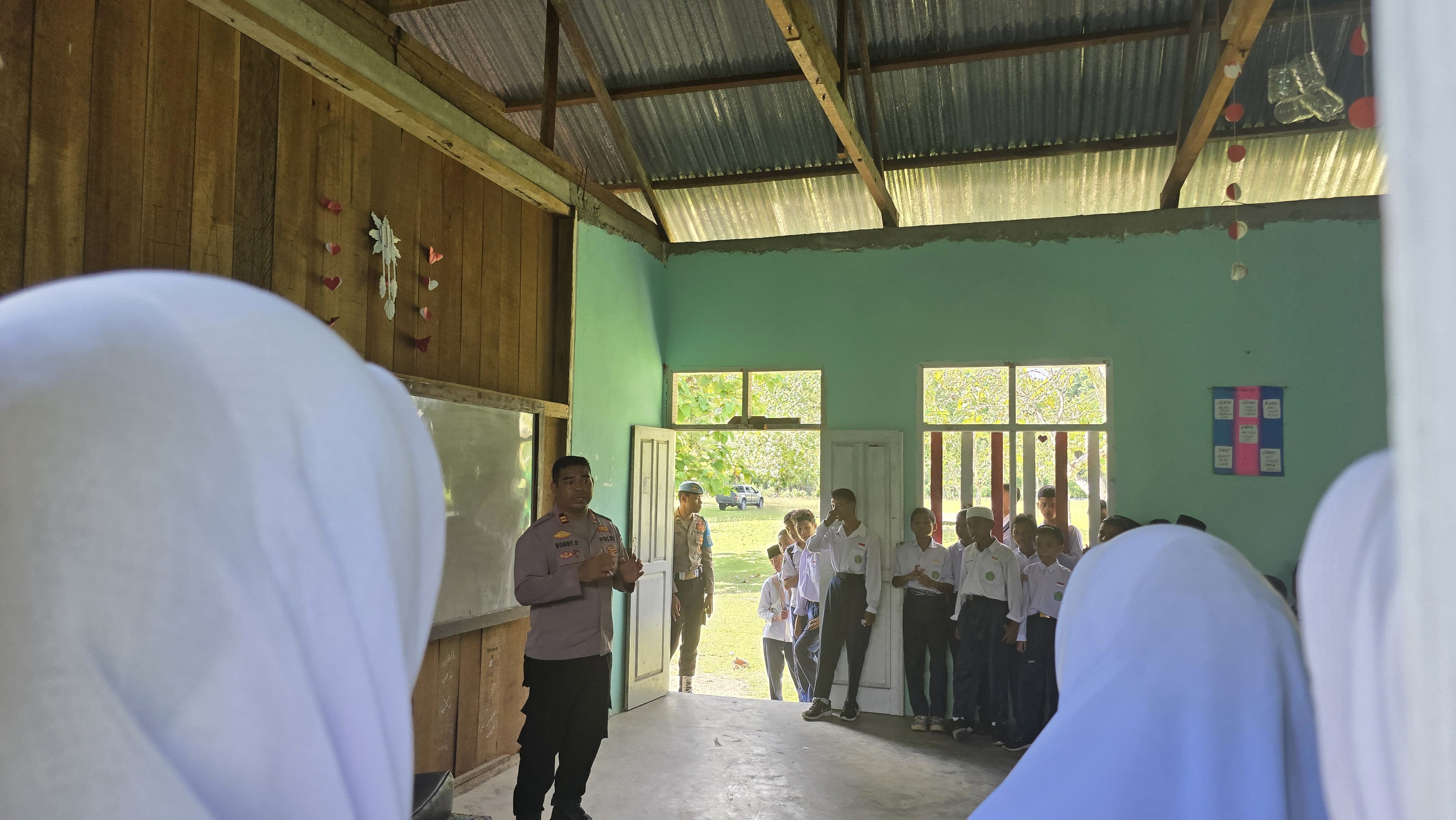 Polsek Pulau Haruku Sambangi Sekolah, Sampaikan Himbauan Kamtibmas
