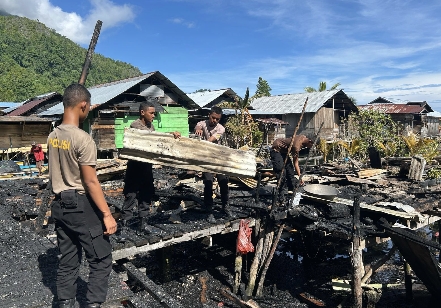 Personel BKO Polda Maluku Bersihkan Dua Rumah Warga Sawai yang Terbakar