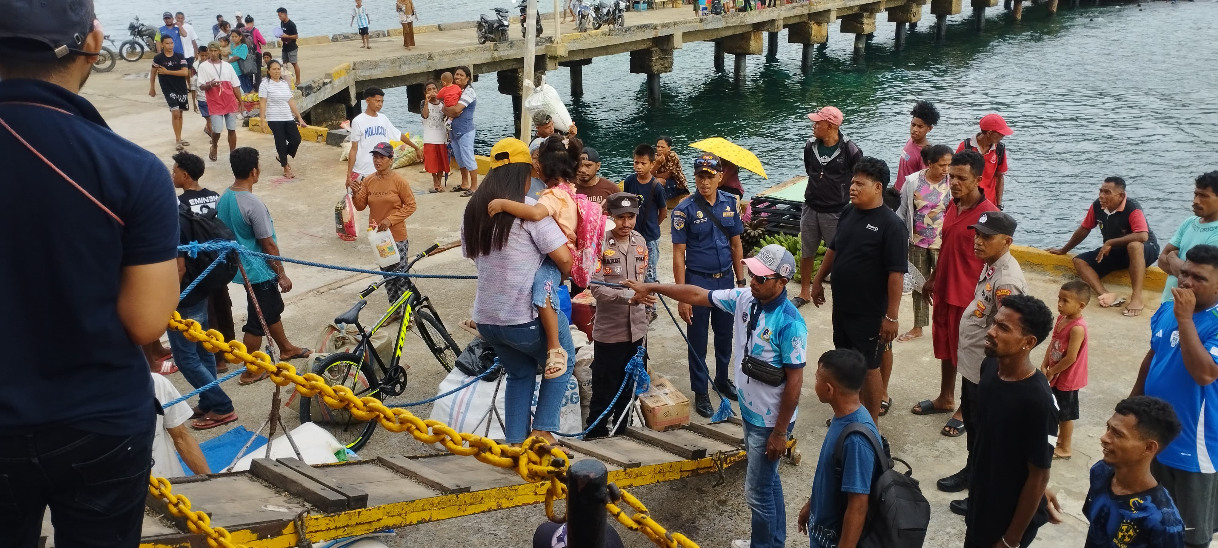 KPPP Polsek Mdona Hyera jaga Kegiatan Embarkasi dan Debarkasi di Pelabuhan Laut Mahaleta