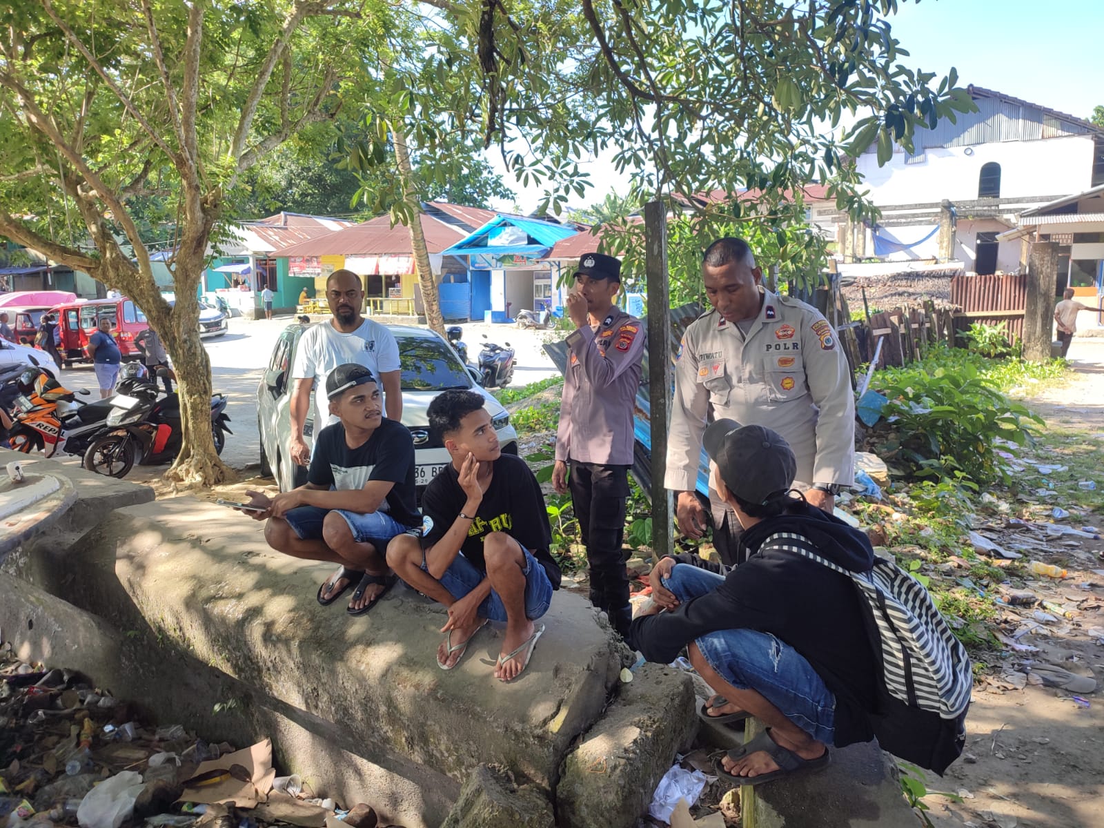 Polsek Salahutu Gelar Patroli Dialogis, Sampaikan Pesan Kamtibmas kepada Pengemudi Speed Boat