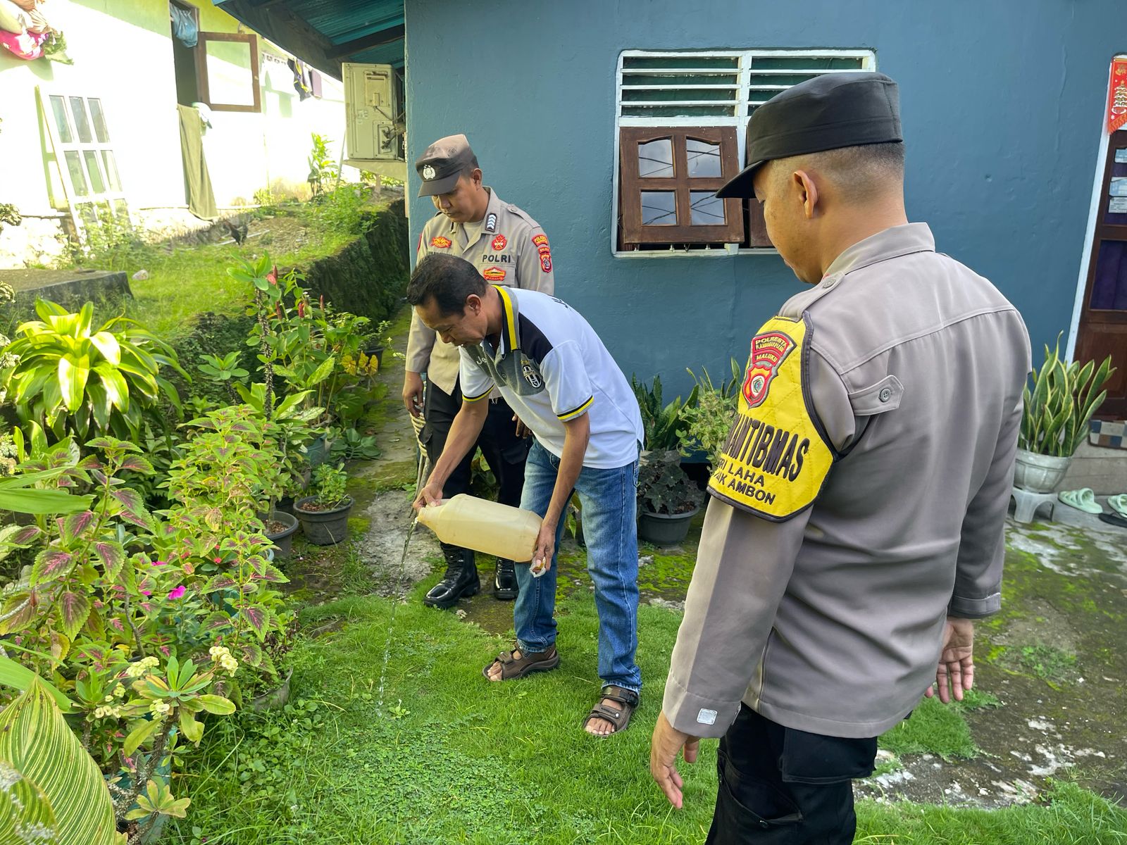 Polsek Teluk Ambon Gelar Razia Miras, 5 Liter Sopi Disita dan Dimusnahkan di Tempat