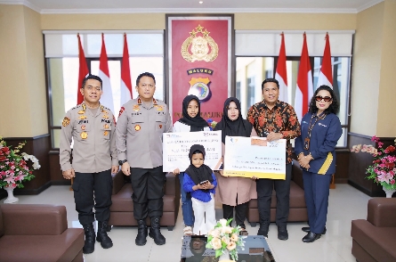 Kapolda Maluku Serahkan Santunan Kepada Ahli Waris Aipda Anumerta Husni Abdullah yang Gugur Dalam Tugas