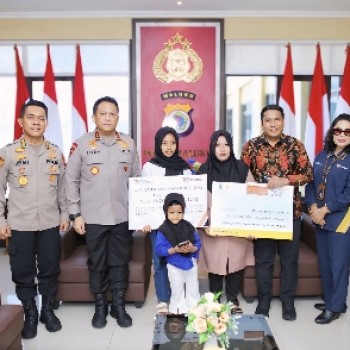 Kapolda Maluku Serahkan Santunan Kepada Ahli Waris Aipda Anumerta Husni Abdullah yang Gugur Dalam Tugas