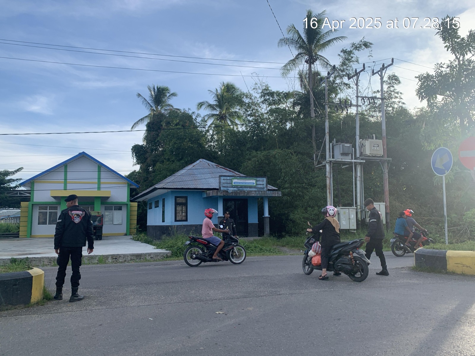 Berikan Pelayanan Kepada Masyarakat, Sat Samapta Polres Buru Selatan Laksanakan Pengaturan Lalu Lintas pagi Hari.