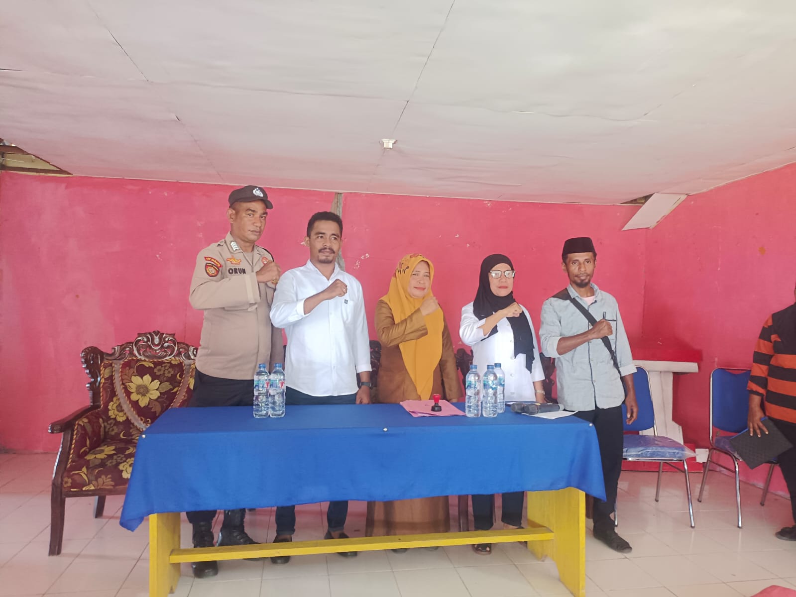 Bhabinkamtibmas Polsek Waesama hadiri pelaksanaan kegiatan undangan serah terima Pejabat kepala desa Waeteba, Kec Waesama, Kab Buru Selatan