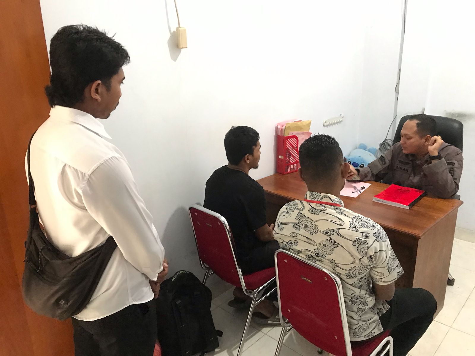 Sat Reskrim Polres Buru Serahkan Tersangka dan Barang Bukti Kasus Percobaan Pemerkosaan
