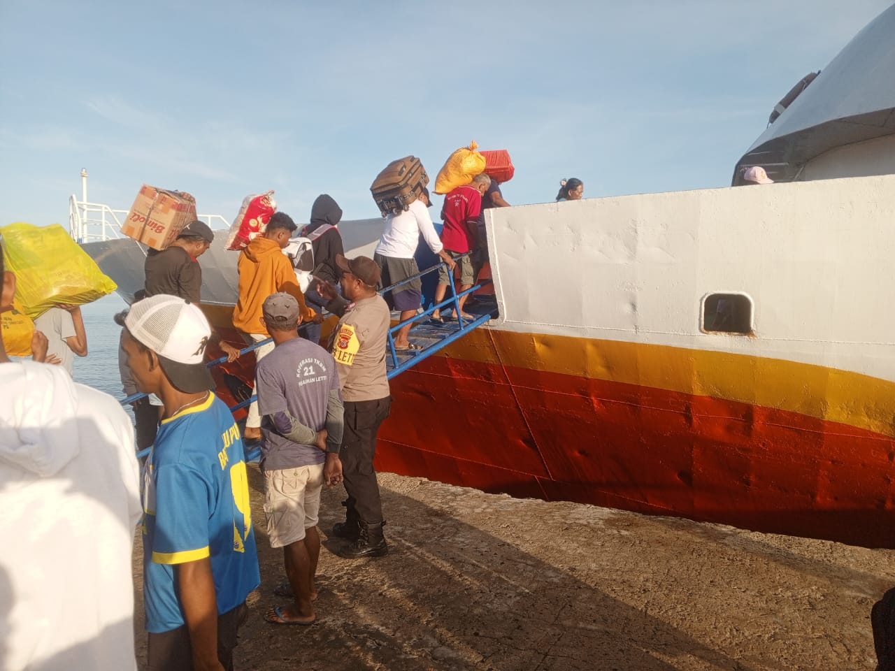 KPPP Polsek Serwaru Amankan dan jaga Kegiatan Embarkasi dan Debarkasi di Pelabuhan Laut Serwaru
