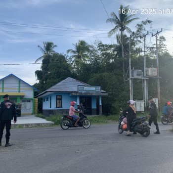 Berikan Pelayanan Kepada Masyarakat, Sat Samapta Polres Buru Selatan Laksanakan Pengaturan Lalu Lintas pagi Hari.