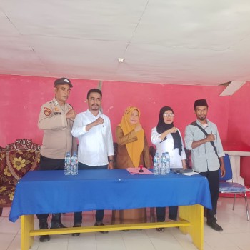 Bhabinkamtibmas Polsek Waesama hadiri pelaksanaan kegiatan undangan serah terima Pejabat kepala desa Waeteba, Kec Waesama, Kab Buru Selatan