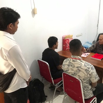 Sat Reskrim Polres Buru Serahkan Tersangka dan Barang Bukti Kasus Percobaan Pemerkosaan