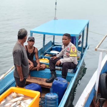 Sampaikan Imbauan Kamtibmas, Bhabinkamtibmas Matakus sambangi Nelayan