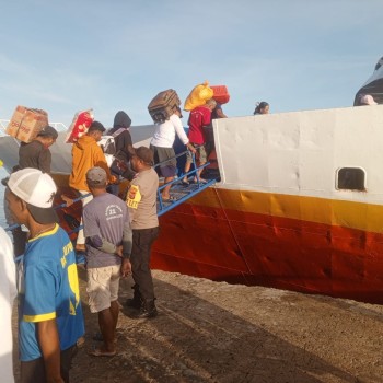 KPPP Polsek Serwaru Amankan dan jaga Kegiatan Embarkasi dan Debarkasi di Pelabuhan Laut Serwaru