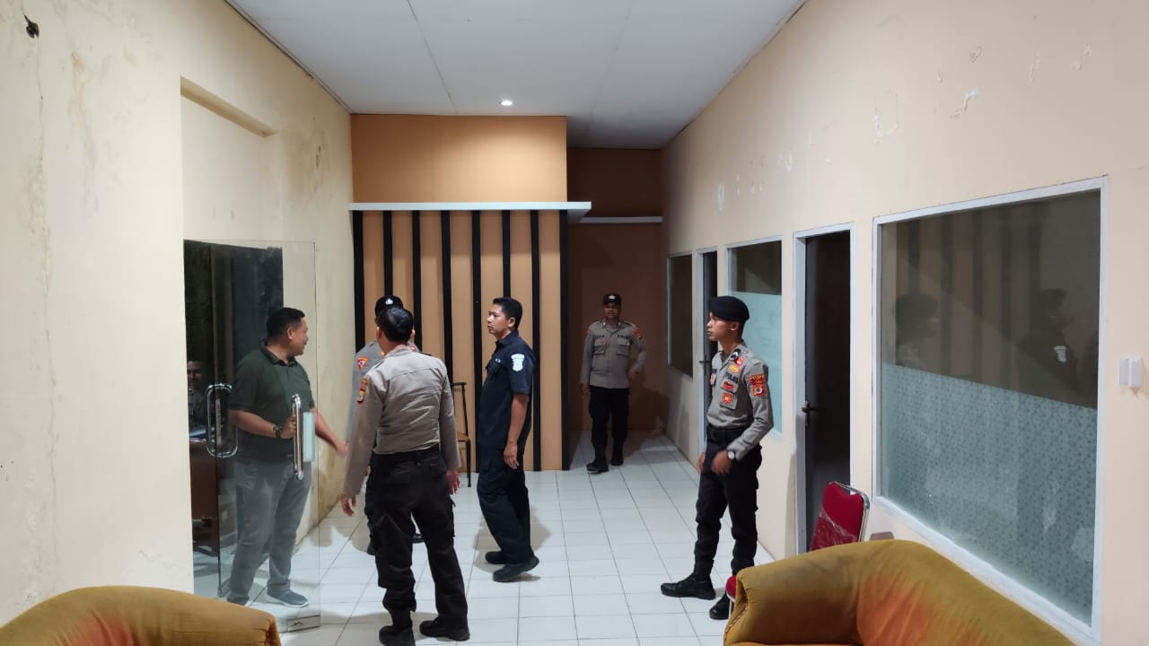 Polres Buru Gelar Patroli Cipta Kondisi Pasca Penetapan Hasil Pemilihan Bupati dan Wakil Bupati di Kantor KPU Kab. Buru