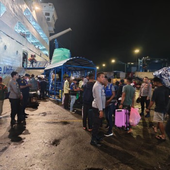 Polsek KPYS Gelar Razia Ketat di Pelabuhan Yos Sudarso, Amankan Miras Saat Kedatangan KM. Nggapulu