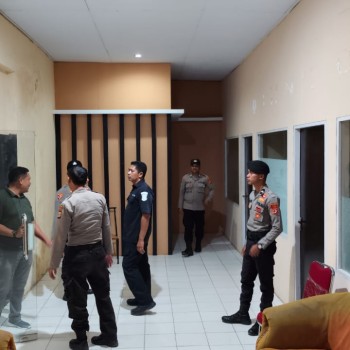 Polres Buru Gelar Patroli Cipta Kondisi Pasca Penetapan Hasil Pemilihan Bupati dan Wakil Bupati di Kantor KPU Kab. Buru